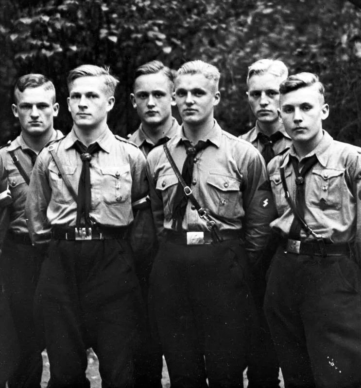 Groupe de jeunes hommes des jeunnesses hitlériennes
