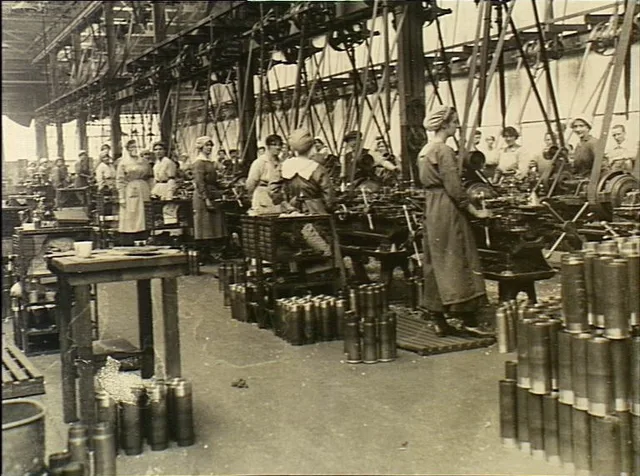 Munitionnettes travaillant à la production d’obus pendant la Première Guerre mondiale